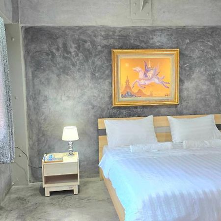 Captain Joe Cafe & Hostel Хуа Хин Екстериор снимка