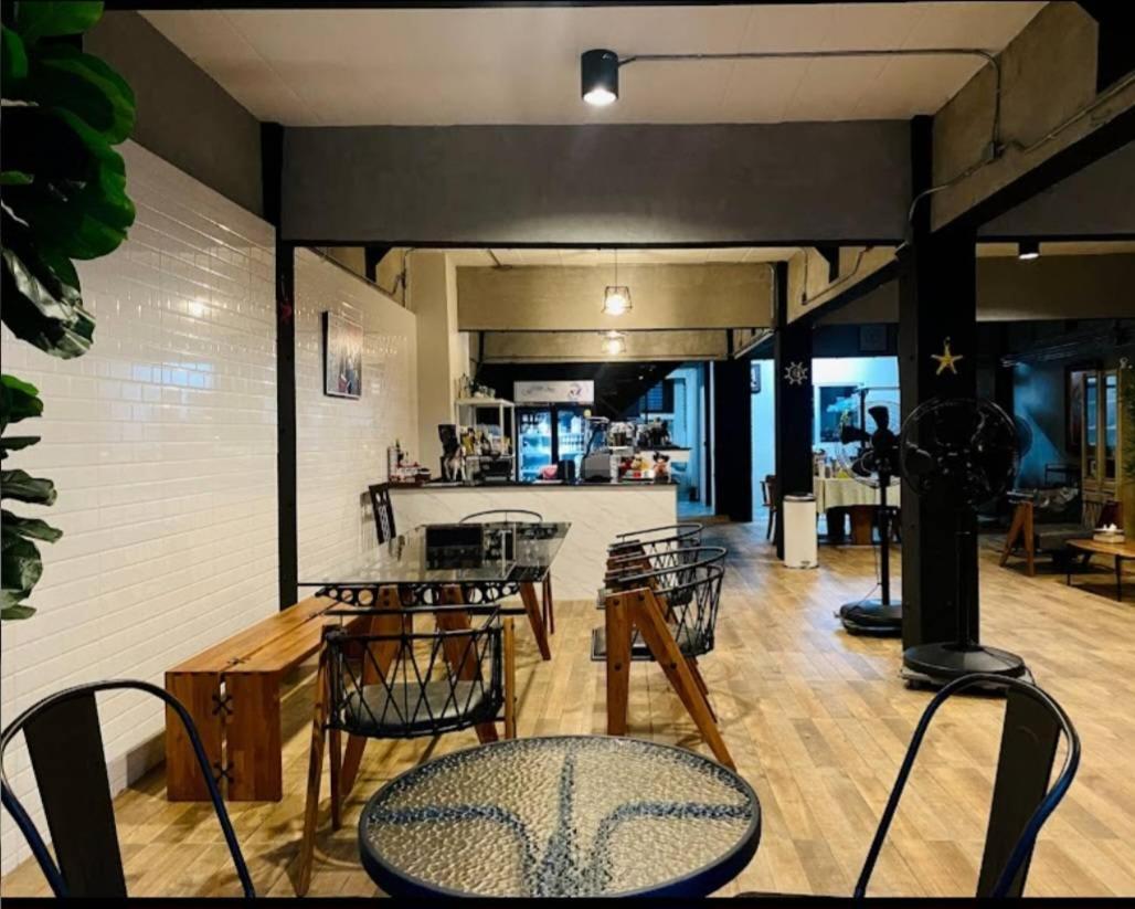 Captain Joe Cafe & Hostel Хуа Хин Екстериор снимка