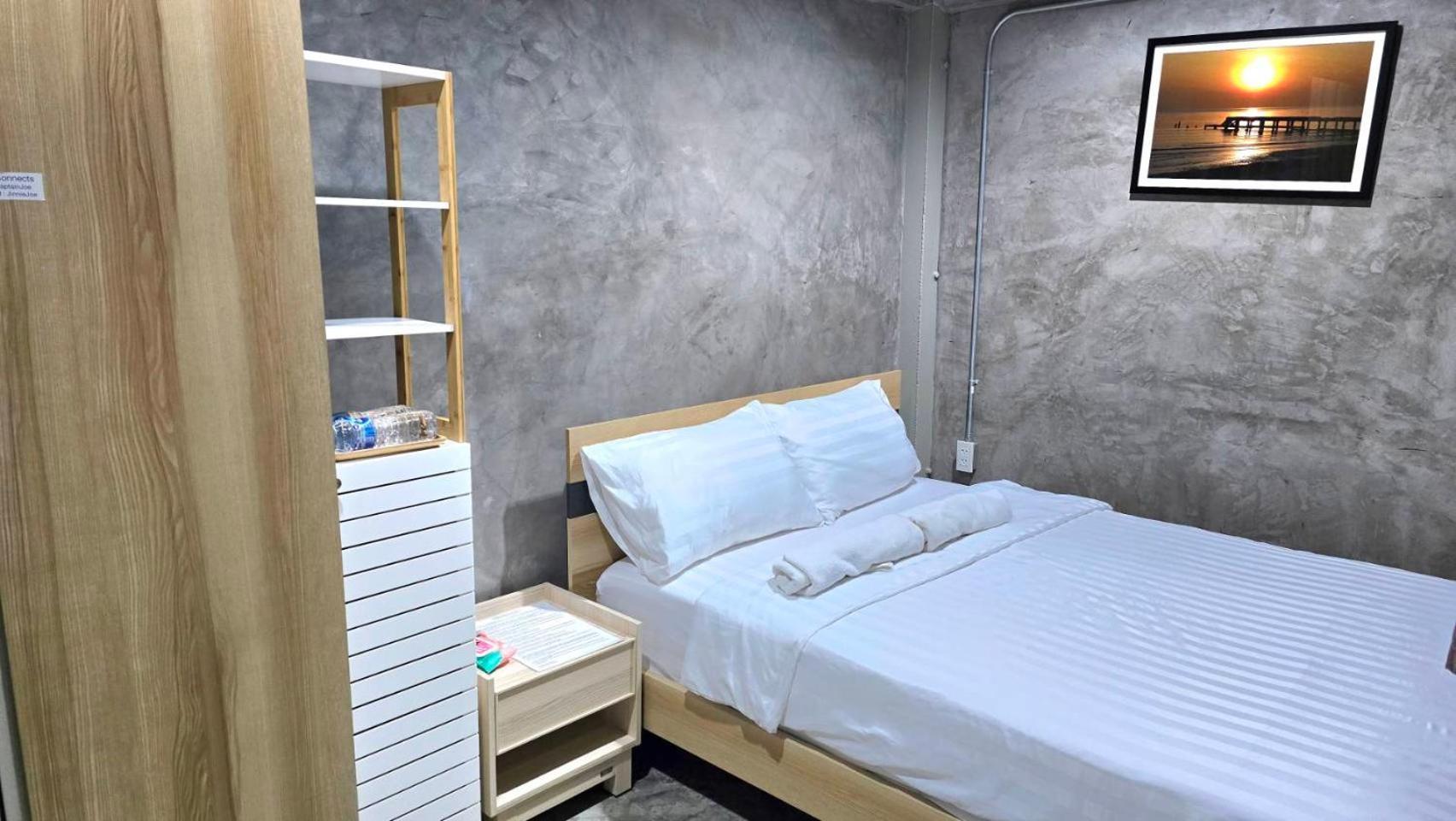 Captain Joe Cafe & Hostel Хуа Хин Екстериор снимка