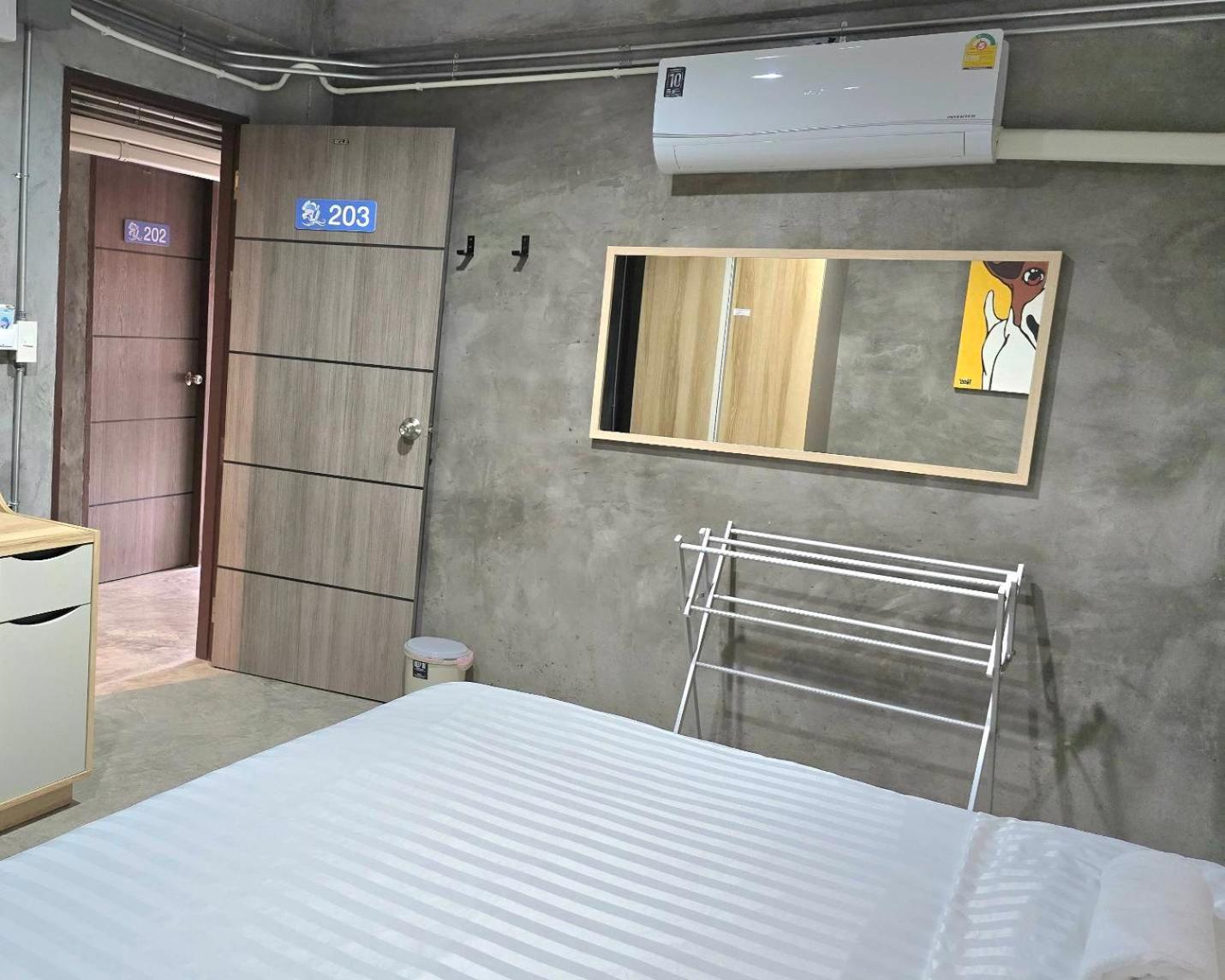 Captain Joe Cafe & Hostel Хуа Хин Екстериор снимка